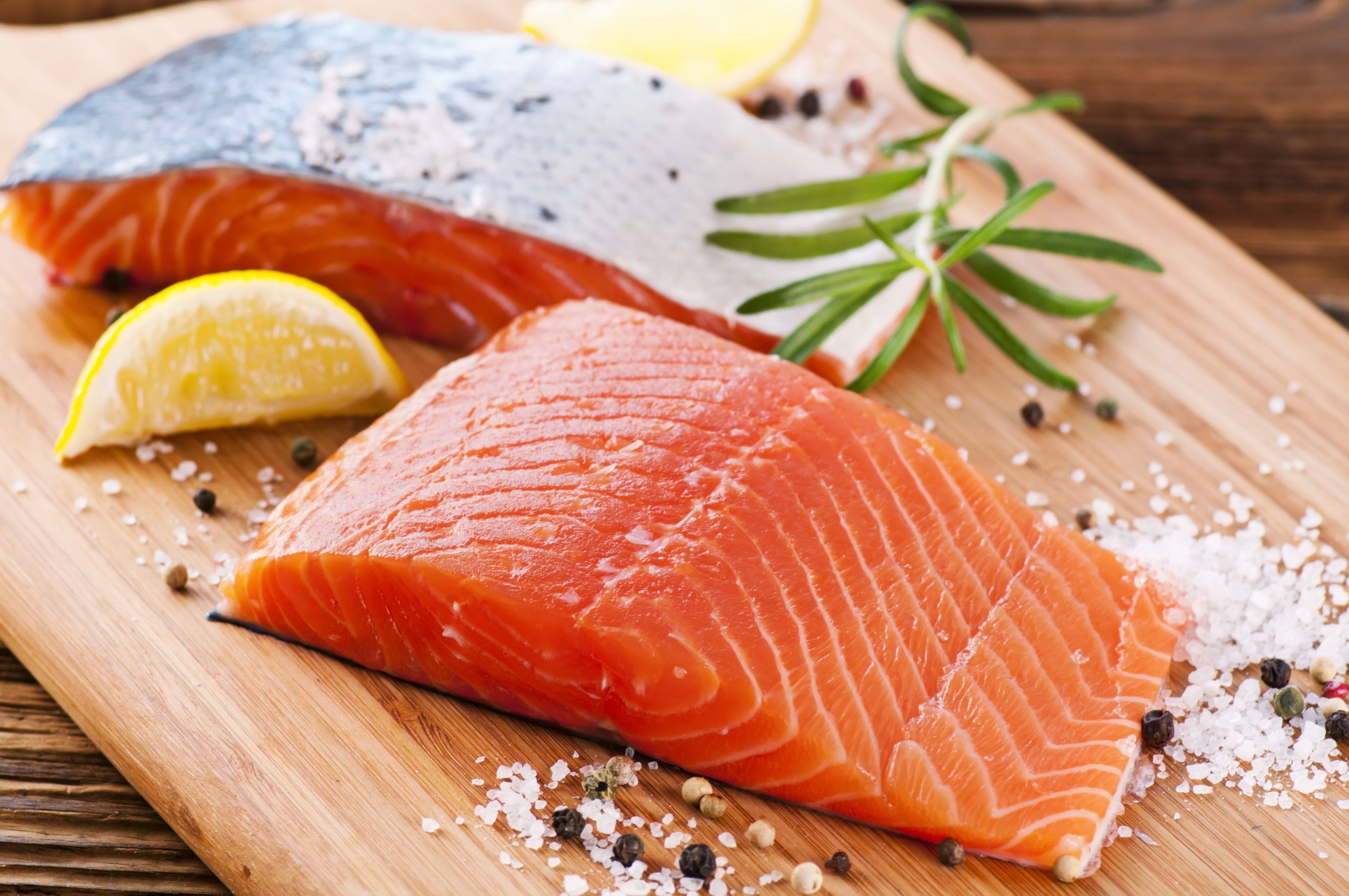 Az omega-3 zsírsavakban gazdag lazacot szívünkre is jótékony hatással van