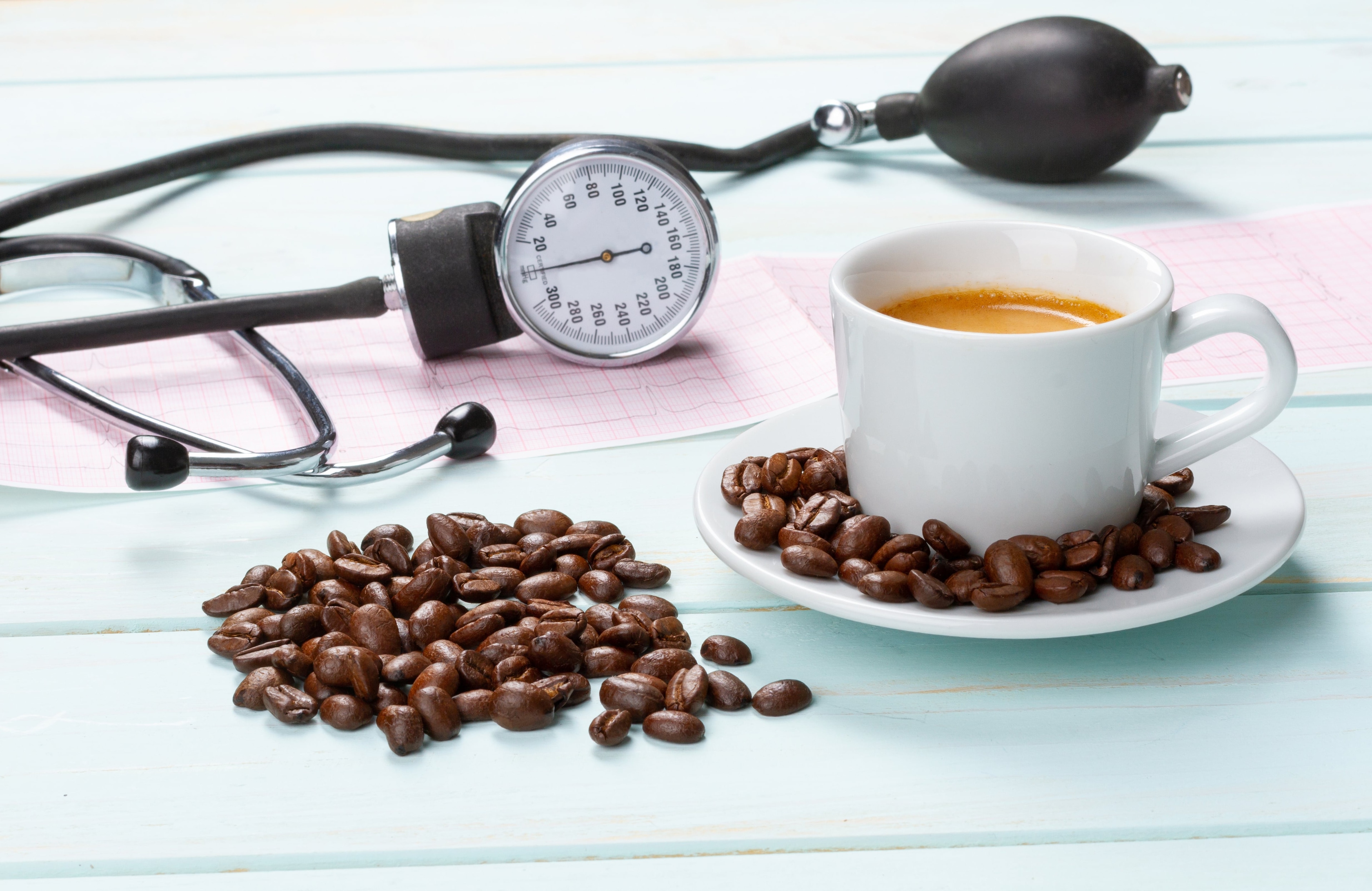 egy csésze kávé, mellette vérnyomásmérő