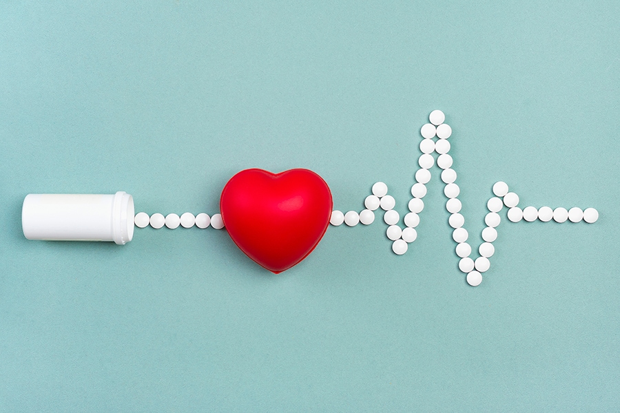 műanyag szív, EKG-vonal gyógyszerekből kirakva